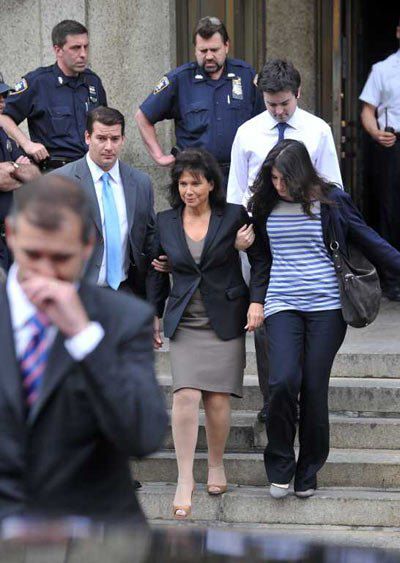 Жена Доминика Стросс-Кана Энн Синклер и ее дочь Камилла выходят из здания суда в Нью-Йорке 
