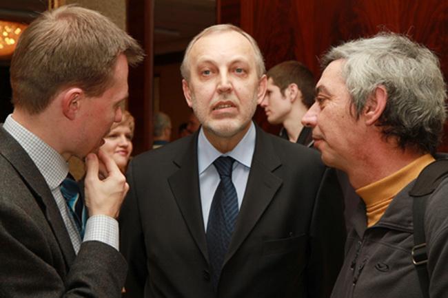 Историки Андрей Портнов и Никита Соколов, ведущий вечера Юрий Макаров (по центру)