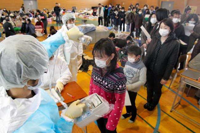 У жителей Фукусимы проверяют уровень радиации