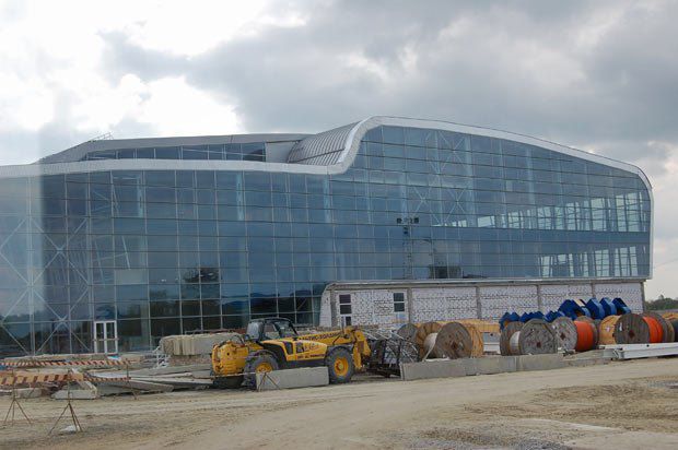 Здание нового терминала – готово наполовину