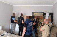 На Хмельниччині затримали 18-річного лідера банди, яка підпалювала авто військових