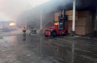 ​В России загорелся деревообрабатывающий завод