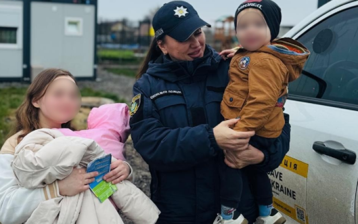 З Херсонщини евакуювали молоду маму з двома маленькими дітьми