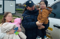 З Херсонщини евакуювали молоду маму з двома маленькими дітьми