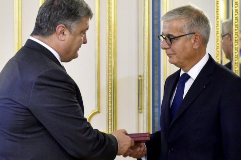 Порошенко вручил орден французскому сенатору