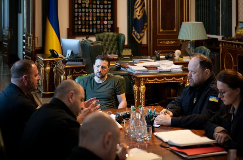 Президент України Володимир Зеленський під час наради з командою уряду, Офісу та секретарем РНБО.