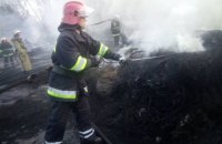 В промзоне в Черкассах горели старые автопокрышки (обновлено)