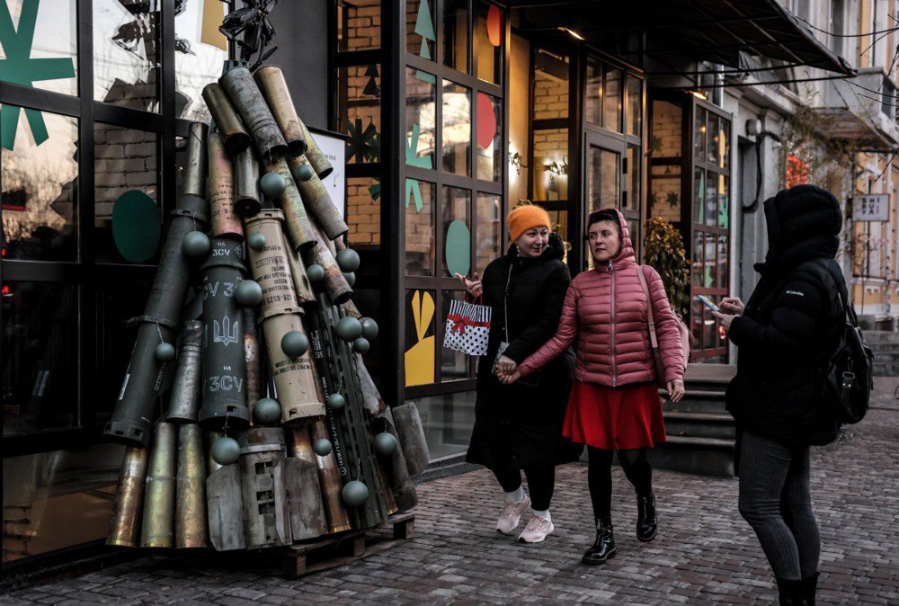 Перехожі на вулиці Києва.