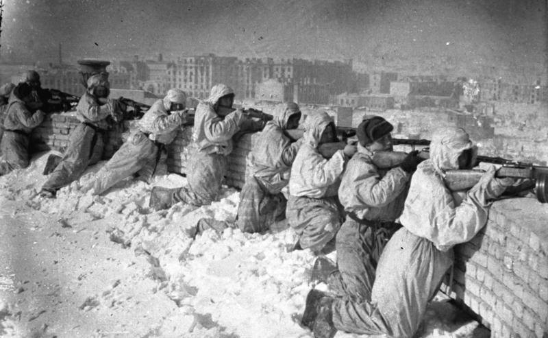 Радянські оборонні позиції на даху будинку в Сталінграді, січень 1943 р