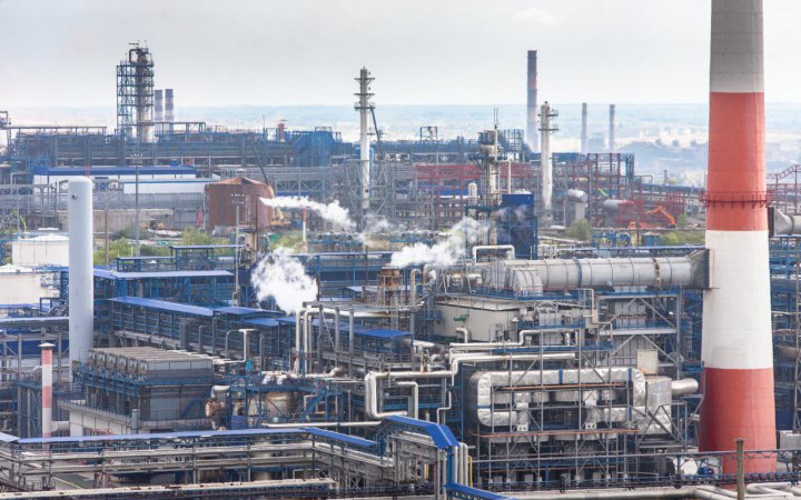 У Росії через прорив дамби призупинив роботу Орський нафтопереробний завод 