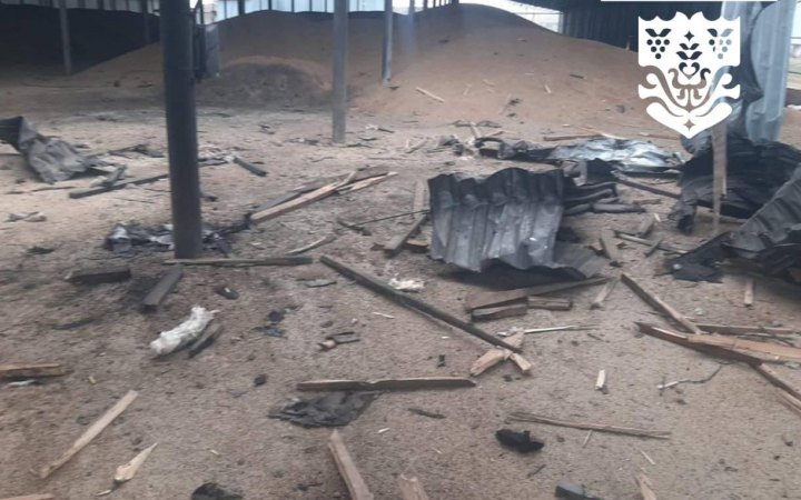 Росіяни поцілили по фермі та ангарах із зерном на Одещині