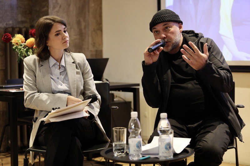 Модераторка вечора Олеся Яремчук та філософ Вахтанг Кебуладзе