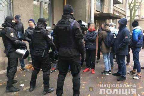 В Киеве задержали группу вооруженных парней в балаклавах