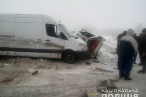 У Харківській області мікроавтобус врізався в застряглу в заметі "Таврію", 4 постраждалих