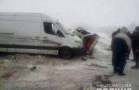 У Харківській області мікроавтобус врізався в застряглу в заметі "Таврію", 4 постраждалих