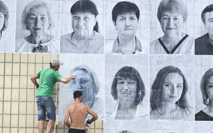 На фасаді психіатричної лікарні Павлова у Києві з‘явилася фотоінсталяція її працівників – їх потім покажуть і у Парижі