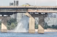 В Киеве во время гидравлических испытаний прорвало трубу на мосту Патона