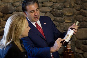 Саакашвили подарил Клинтон грузинский паспорт