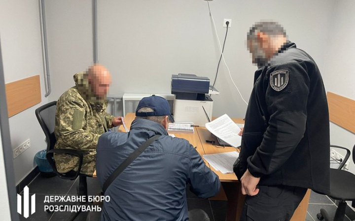 Полковник медслужби допоміг дружині безпідставно отримати майже 1 млн гривень "бойових"