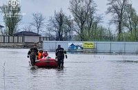 На Київщині рятувальники надають допомогу громадянам, що опинились в зоні підтоплення 