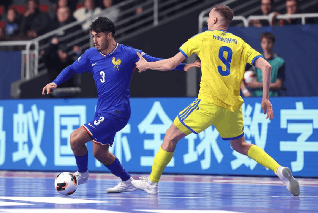 Абакшин намагається відібрати м'яч