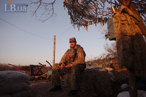 За сутки на Донбассе ранены трое военных, один получил боевую травму