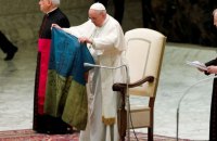 Папа Франциск поцілував український прапор, який йому передали з Бучі