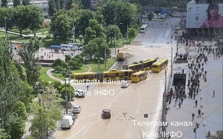 У Києві біля ТРЦ Ocean Plaza прорвало трубопровід, рух транспорту наразі перекрито