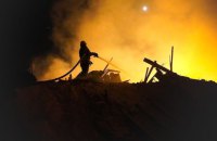 На Хмельниччині ліквідовують пожежу на об’єкті інфраструктури, що виникла через атаку Росії