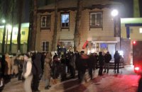 Под Лукьяновским СИЗО проходит акция протеста из-за смерти задержанного активиста