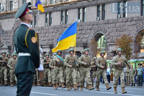 Порошенко доручив організувати військовий парад на День незалежності