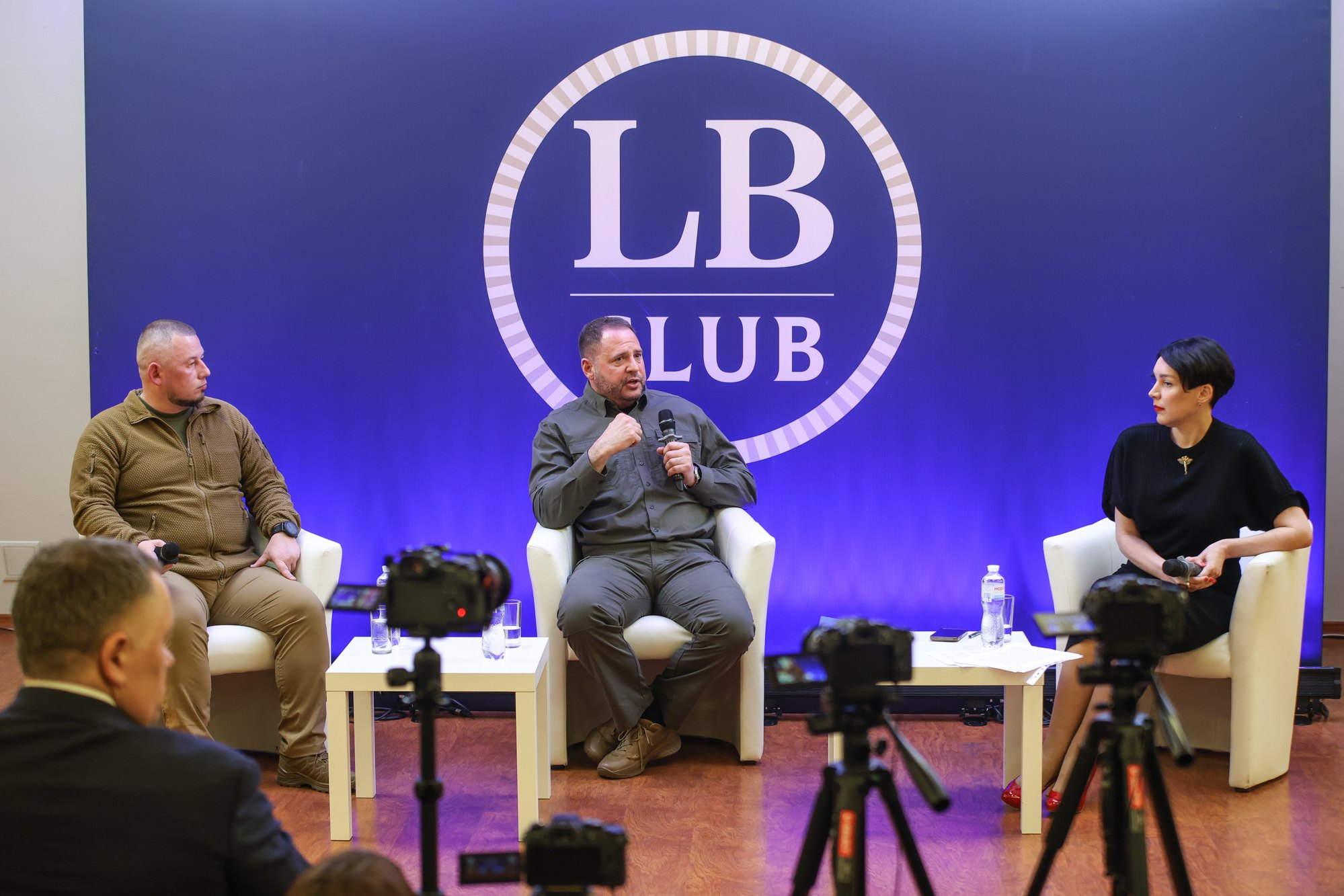 Заступник керівника ОПУ Павло Паліса, керівник ОПУ Андрій Єрмак та шеф-редактор LB.ua Соня Кошкіна 