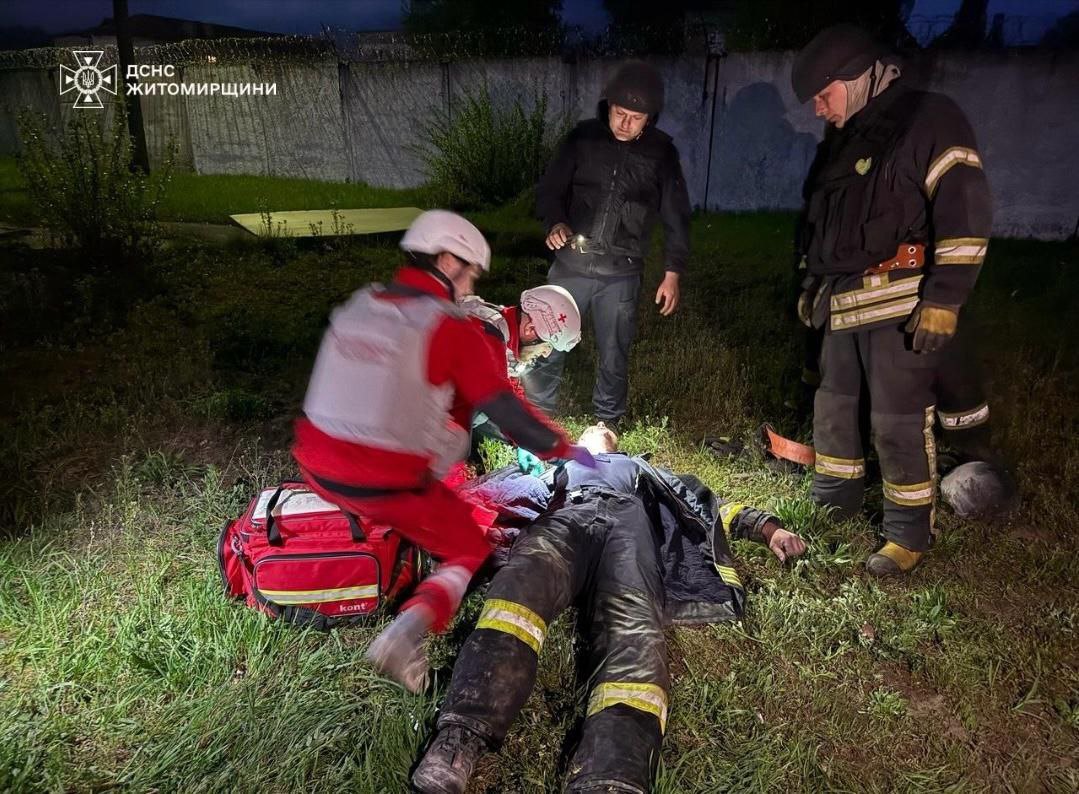 Надають допомогу пораненому рятувальнику