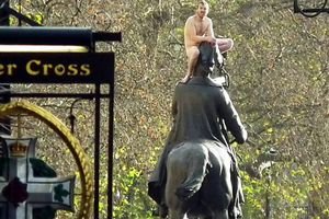 Голый украинец взобрался на конную статую в Британии