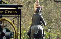 Голый украинец взобрался на конную статую в Британии