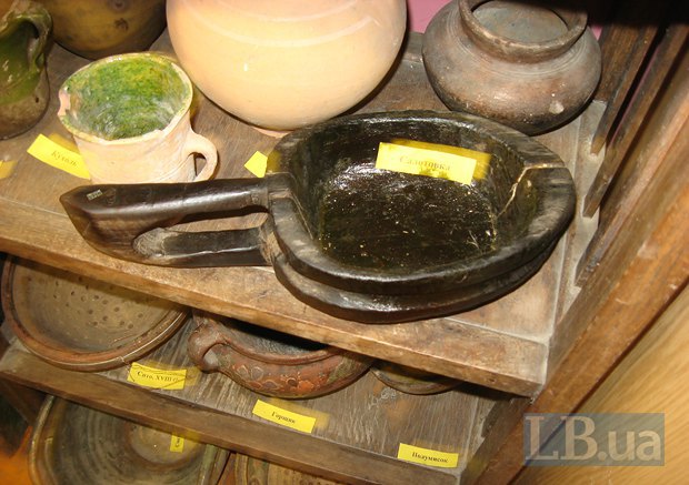 Салотовка – посуд, у якому товкли сало. Незаслужено забута річ, яка мала б бути культовою, а не стояти у музеї
