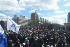 У Донецьку мітингує близько 700 проросійських активістів