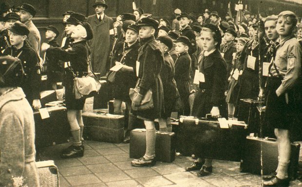Дети из Берлина отправляются в детские лагеря подальше от бомбардировок.