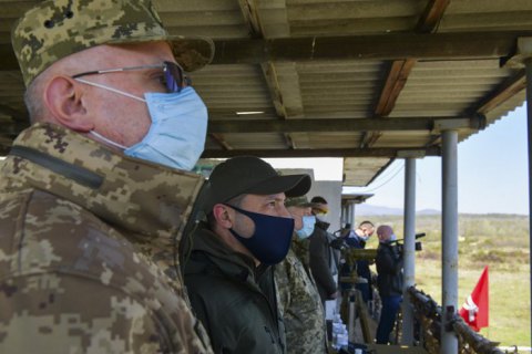 Зеленский посетил учения десантников в Закарпатской области 