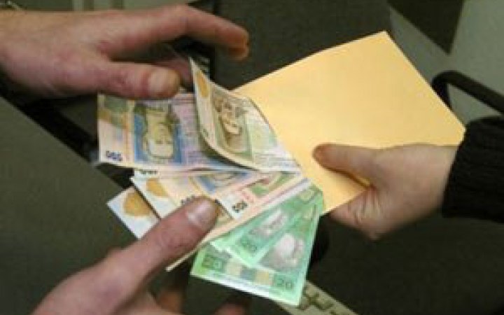 На Одещині викрили двох посадовців, які незаконно нараховували собі завищені зарплати