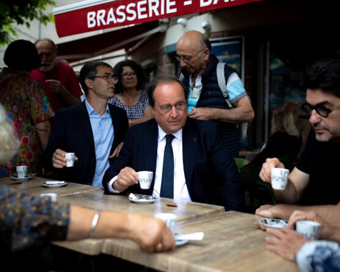 Франсуа Олланд, колишній президент Французької Республіки й кандидат на парламентських виборах у 1-му виборчому окрузі Коррез, на терасі кафе в центрі міста Аржанта-сюр-Дордонь, Коррез, 27 червня 2024 року.