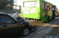 У Києві ВАЗ протаранив автобус на смузі громадського транспорту
