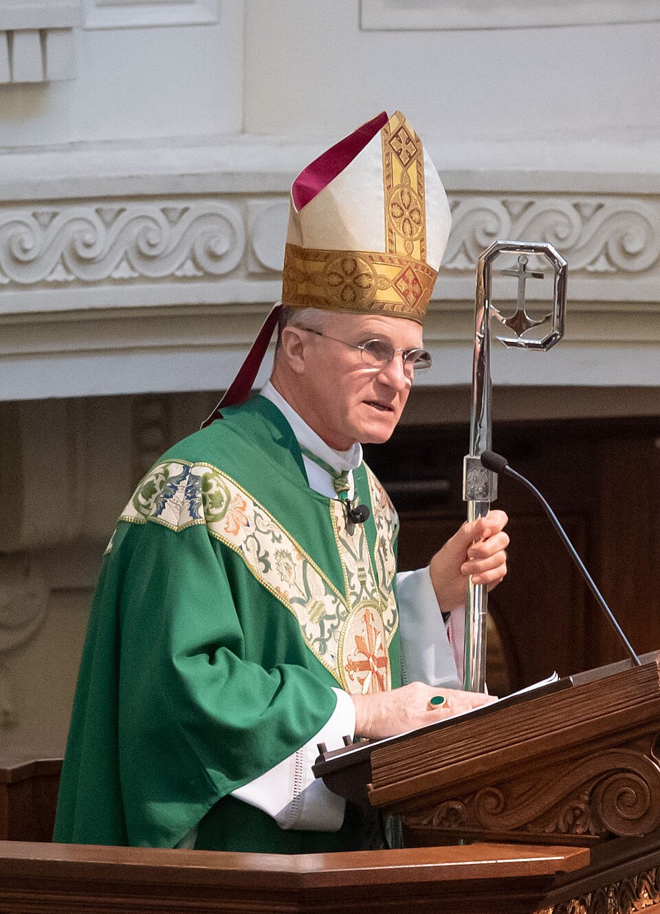 Архієпископ Тімоті Броліо проводить месу у каплиці Військово-морської академії США. 