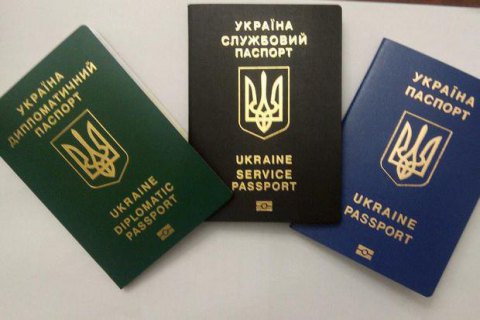 Порошенко поддержал замену русского языка в паспортах на английский