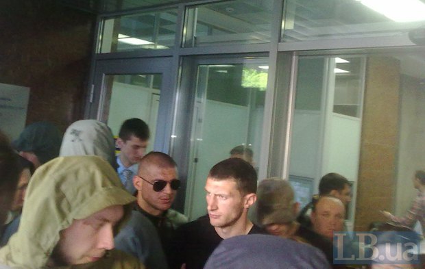 Один из попзнанных "титушек" - в очках