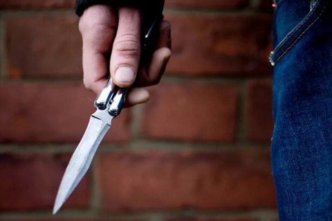 ​В Конотопе полицейские выстрелили в мужчину, который угрожал им ножом