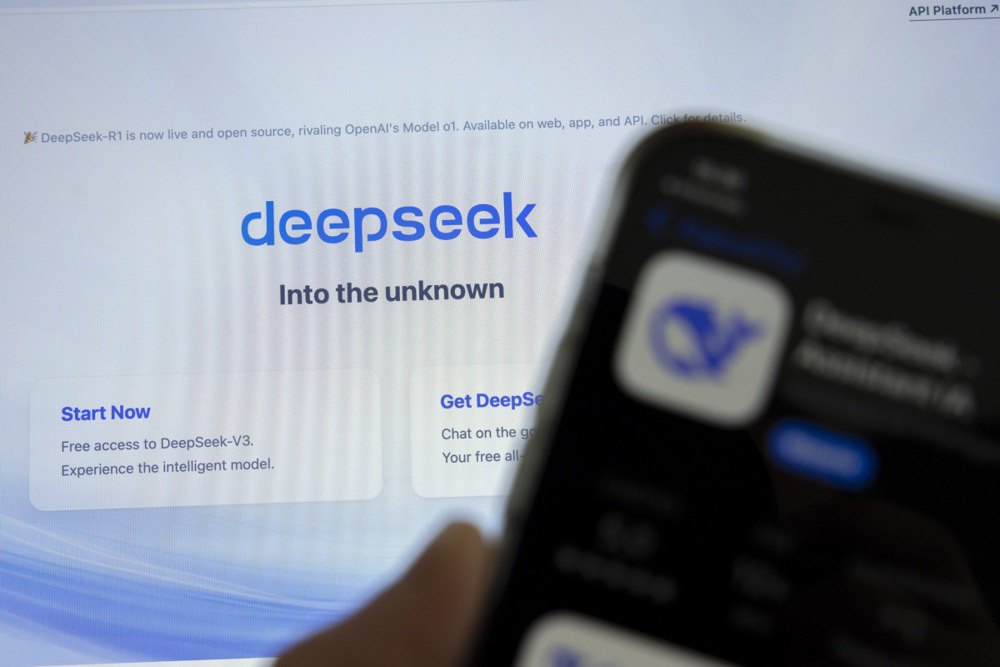 Значок китайського застосунку <i>DeepSeek</i> на екрані мобільного телефона