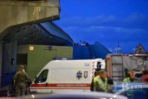 Полиция обезвредила мужчину на мосту Метро в Киеве, при нем не нашли взрывчатки (обновлено)