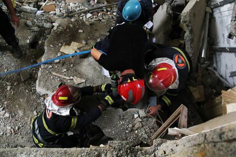 В Грузии шесть человек погибли при обрушении шахты