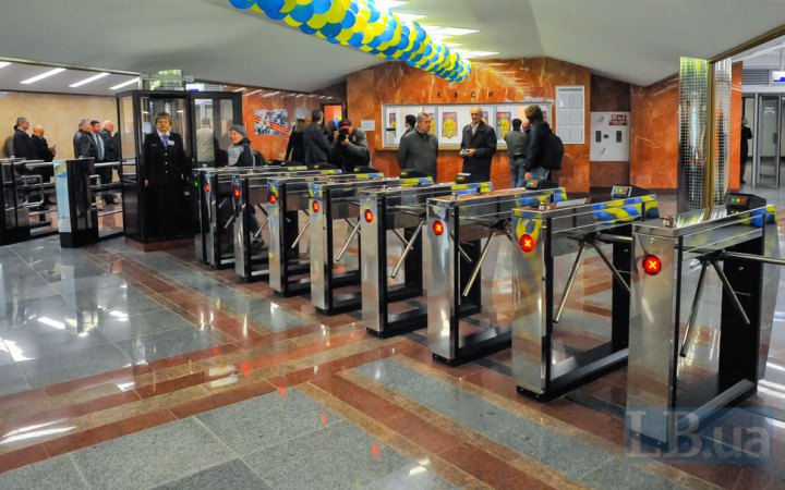 У метро Києва стався збій: на турнікетах недоступна оплата проїзду банківською карткою